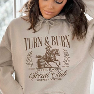 Barrel Racing Cowgirl Sweatshirt, Rodeo Horse Mädchen Geschenk, Barrel Racer Western Pferdeshow Shirt, niedliches Drehen und Brennen gehen schnell nicht sterben Pullover