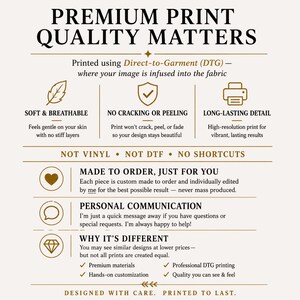 Puede incluir: Un gr&aacute;fico informativo titulado PREMIUM PRINT QUALITY MATTERS. Detalla caracter&iacute;sticas de la impresi&oacute;n directa en prenda: suave y transpirable, sin grietas ni peladuras, y detalles duraderos. Indica NOT VINYL, NOT DTF, NO SHORTCUTS, y destaca la producci&oacute;n bajo pedido con comunicaci&oacute;n personal y materiales de calidad.