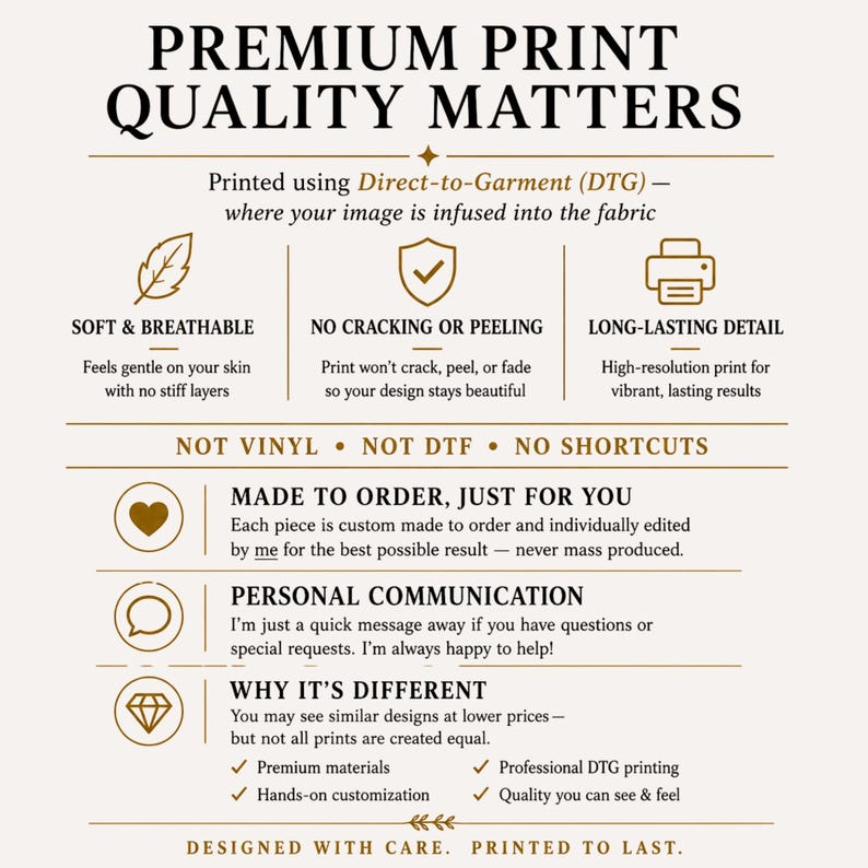 Puede incluir: Un gr&aacute;fico informativo titulado PREMIUM PRINT QUALITY MATTERS. Detalla caracter&iacute;sticas de la impresi&oacute;n directa en prenda: suave y transpirable, sin grietas ni peladuras, y detalles duraderos. Indica NOT VINYL, NOT DTF, NO SHORTCUTS, y destaca la producci&oacute;n bajo pedido con comunicaci&oacute;n personal y materiales de calidad.