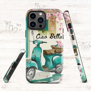 Op de afbeelding: Een telefoonhoesje met een bloemenprint en een turquoise scooter met de tekst "Ciao Bella" erop.
