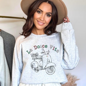 La Dolce Vita Shirt Italian Gift for Italy LoverItalian Saying Sweatshirt Italia Vacation Travel Gift Cute Italy Outfit Europe Souvenir image 4