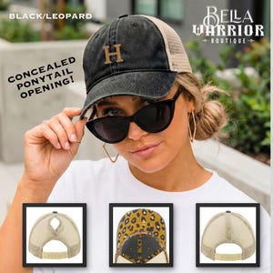 Puede incluir: Una gorra de béisbol negra con aspecto desgastado, parte trasera de malla color canela y una letra H color canela en el frente. La gorra tiene una abertura oculta para coleta. Tres imágenes pequeñas muestran la vista trasera, un estampado de leopardo.