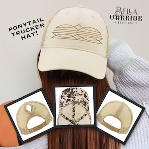 Puede incluir: Una gorra tipo camionero de color crema con un diseño de líneas geométricas marrones en el frente. El texto PONYTAIL TRUCKER HAT! y BELLA WARRIOR BOUTIQUE aparecen. Los recuadros muestran la parte trasera con una abertura para coleta.