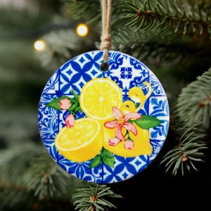 Kerstornament van de Amalfikust in Italië: Azulejo blauwe tegels en citroenen. Feestornament: Positano, Italiaans thema, cadeau, mediterrane woondecoratie.