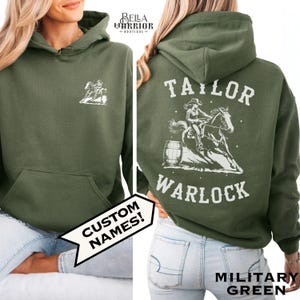 Benutzerdefiniertes Barrel Racing Hoodie-Sweatshirt, personalisiertes Barrel Racer Geschenk, Name des Pferdes und des Reiters, Rodeo Cowgirl Mom & Dad Matching Group Shirt