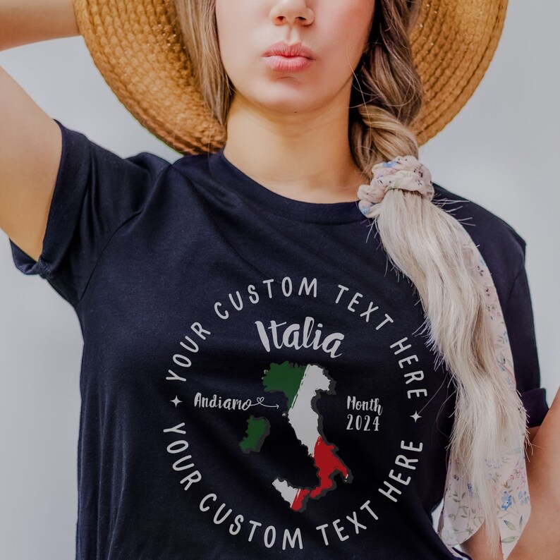 K&ouml;nnte beinhalten: Marineblaues T-Shirt mit einem kreisf&ouml;rmigen Design mit dem Wort "Italia" und einer Karte von Italien in Gr&uuml;n, Wei&szlig; und Rot. Der Text "Your Custom Text Here" umgibt das Design. Das Shirt enth&auml;lt auch den Text "Andiano" und "Month 2024".