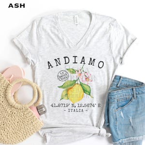 Italië Andiamo Shirt Leuk Italiaans cadeau voor reisliefhebbers Amalficore V-hals T-shirt Amalfi Citroenen Vakantie Souvenir T-shirt Italië Meisjesreis Tops