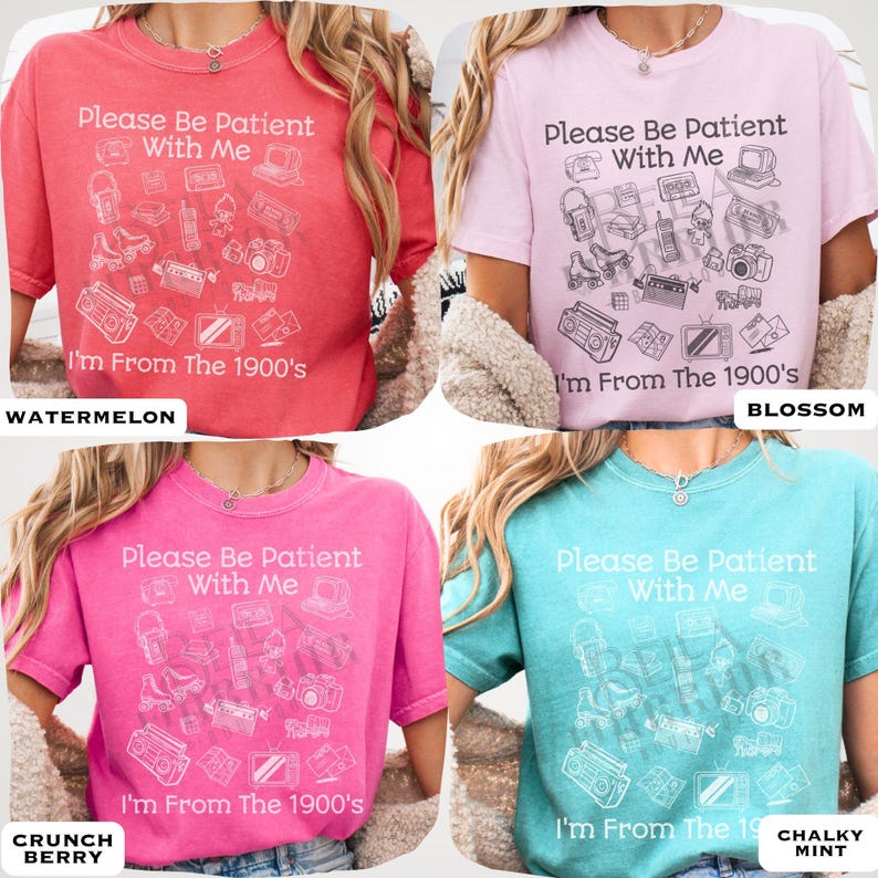 Puede incluir: Cuatro camisetas de manga corta y cuello redondo en colores sand&iacute;a, flor, baya y menta. Cada camiseta presenta el texto 'Please Be Patient With Me I'm From The 1900's' junto con ilustraciones de l&iacute;nea que representan diversos objetos tecnol&oacute;gicos antiguos.
