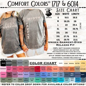 Puede incluir: Una tabla de tallas para camisetas Comfort Colors 1717 y 6014. La imagen muestra una camiseta unisex de corte relajado, una tabla con medidas en pulgadas y una carta de colores con varias muestras etiquetadas con sus respectivos nombres.