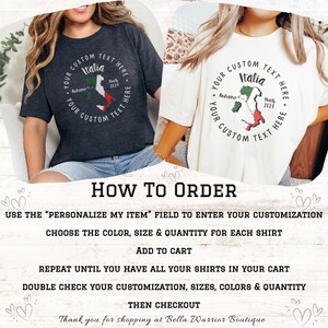 K&ouml;nnte beinhalten: Zwei T-Shirts, eines dunkelgrau und eines cremefarben, jeweils mit einem kreisf&ouml;rmigen Design mit dem Wort "Italia" und einer Karte von Italien in Gr&uuml;n, Wei&szlig; und Rot. Der Text "Your Custom Text Here" umgibt das Design. Teil einer Bekleidungskollektion.