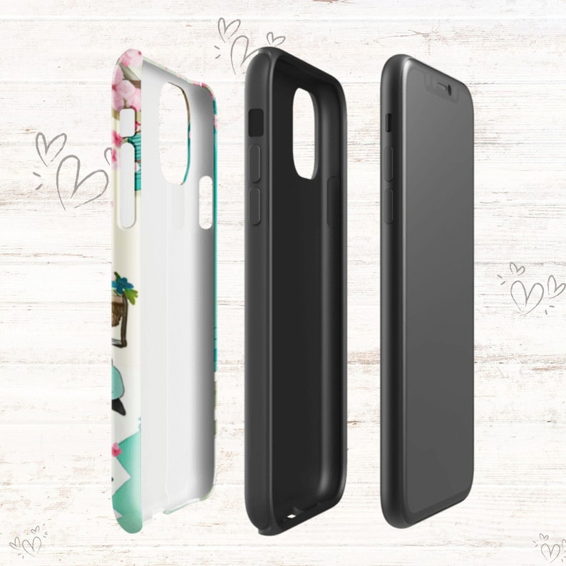 Op de afbeelding: Een telefoonhoesje met een bloemenontwerp met roze bloemen, groene bladeren en een blauwe vogel. Het hoesje wordt in drie verschillende weergaven getoond: voor, achter en zijkant. Het hoesje is gemaakt van hard plastic en heeft een transparante achterkant.