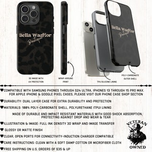 Op de afbeelding: Een zwarte en bruine telefoonhoes met luipaardprint en de tekst "Bella Warrior Boutique" in gouden letters. De hoes is compatibel met Samsung- en Apple-telefoons. De hoes is gemaakt van duurzame materialen en heeft een omhullende print.