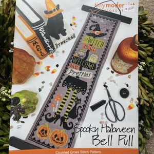 不気味なハロウィーンのベルを引く