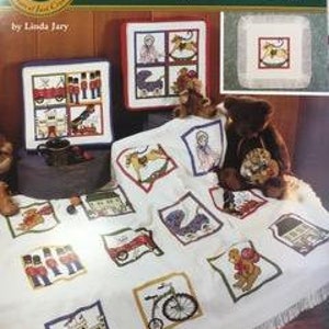 Peut inclure: Une brochure de motifs de point de croix intitulée "Olde Tyme Toys" par Linda Jary. La couverture présente une illustration colorée d'une courtepointe avec divers jouets d'époque, notamment un cheval à bascule, un train jouet, un soldat jouet et un chariot jouet. La brochure est l'article n° 2005 et coûte 5,50 €.