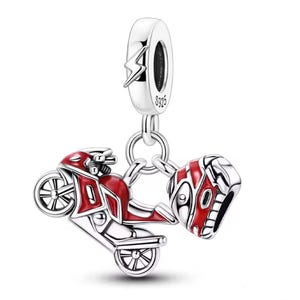 Könnte beinhalten: Ein silberner Charm mit einem Motorrad- und Helm-Design. Das Motorrad ist rot und silber, mit detaillierten Merkmalen. Der Helm ist ebenfalls rot und silber. Der Charm hat einen Blitz und den Text "S925".