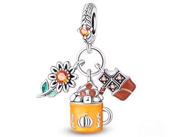 Könnte beinhalten: Ein silberner Charm-Anhänger mit einer Sonnenblume, einem Kürbis-Latte und einer Kaffeetasse. Der Charm hat orangefarbene und braune Akzente, mit einem Kürbis-Design auf der Tasse. Der Charm ist als herbstliches Accessoire konzipiert.