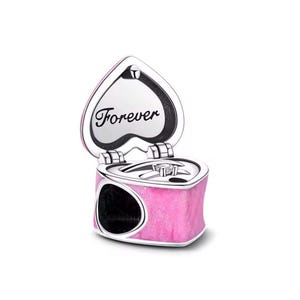 Könnte beinhalten: Ein herzförmiger Charm mit einem Klappdeckel, mit rosa Glitzer-Finish und silbernen Akzenten. Der Deckel ist geöffnet und zeigt einen Ring mit einem klaren Stein. Das Wort "Forever" ist auf der Innenseite des Deckels eingraviert.