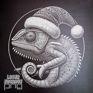 Christmas Chameleon PNG | Plik do grawerowania laserowego | Czapka Mikołaja PNG | Podkładki z łupka | Projekty CNC | Dekoracje świąteczne | Zapasy świąteczne | Zabawne | Slate Png