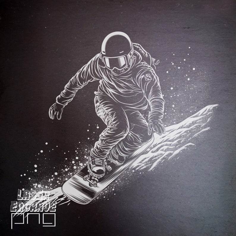 Puede incluir: Una ilustraci&oacute;n en blanco y negro de un snowboarder con casco y gafas, bajando por una ladera nevada. El snowboarder est&aacute; en el aire, con las piernas dobladas y los brazos extendidos. El snowboard es visible debajo de &eacute;l, con fijaciones y una cola.
