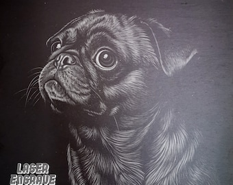Plik PNG z grawerunkiem laserowym mopsa: grafika na podstawce z łupka (pobranie cyfrowe)