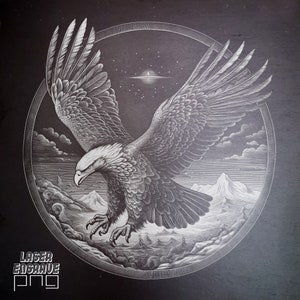 Puede incluir: Una ilustraci&oacute;n en blanco y negro de un &aacute;guila con las alas extendidas, volando sobre un paisaje monta&ntilde;oso. El &aacute;guila est&aacute; representada en un marco circular con un fondo de cielo estrellado. El texto "LASER ENGRAVE" es visible en la parte inferior de la imagen.