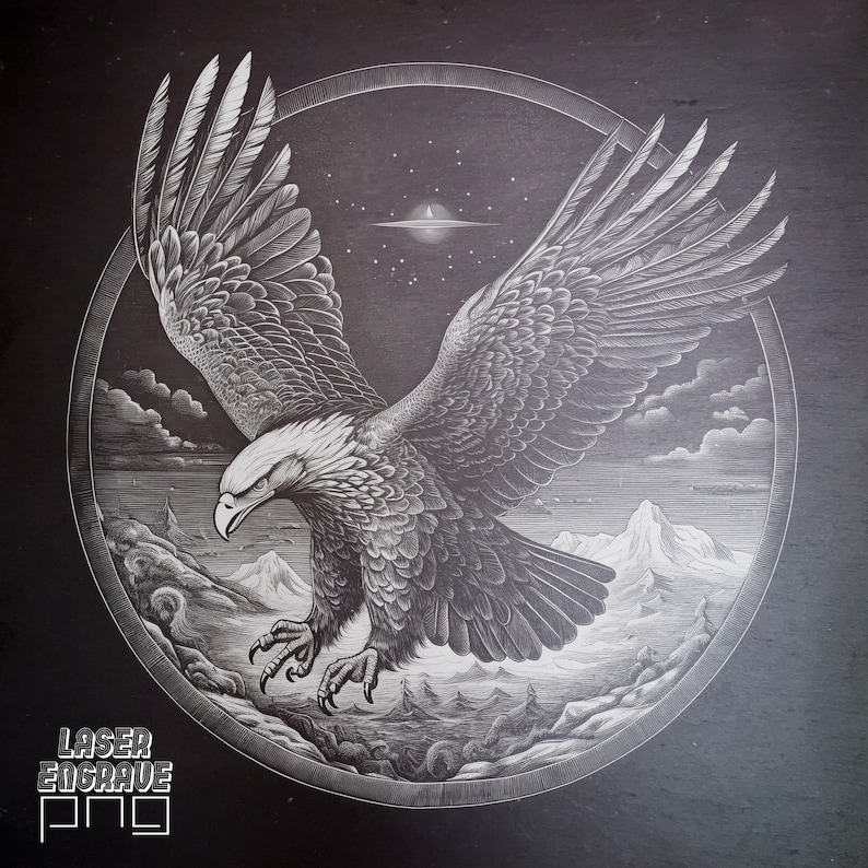 Puede incluir: Una ilustraci&oacute;n en blanco y negro de un &aacute;guila con las alas extendidas, volando sobre un paisaje monta&ntilde;oso. El &aacute;guila est&aacute; representada en un marco circular con un fondo de cielo estrellado. El texto "LASER ENGRAVE" es visible en la parte inferior de la imagen.
