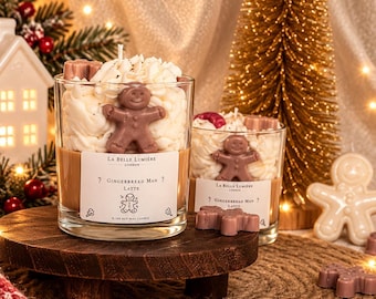 Puede incluir: Dos velas en frasco de vidrio rellenas de cera color canela y cubiertas con cera blanca batida, cada una con una figura de hombre de jengibre marrón y una etiqueta que dice La Belle Lumiere London, Gingerbread Man Latte, 100% soy wax candle.