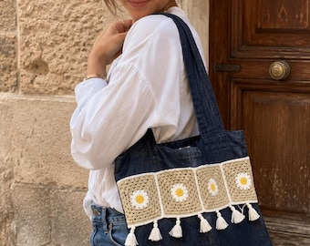 Boho-chique denim draagtas met gehaakt madeliefjespatroon | Handgemaakte tas van gerecycled denim | Zomerse schoudertas