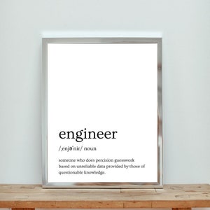 Pode incluir: Uma impressão em preto e branco em uma moldura prateada com a definição da palavra "engenheiro" como alguém que faz suposições precisas com base em dados não confiáveis ​​fornecidos por pessoas com conhecimento questionável.