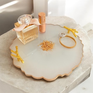 Handmade Resin Tray with Leaf handles, Gift Tray, Makeup Vanity Tray Resin, Perfume Tray, Round Resin Tray, Personalised, Gift tray