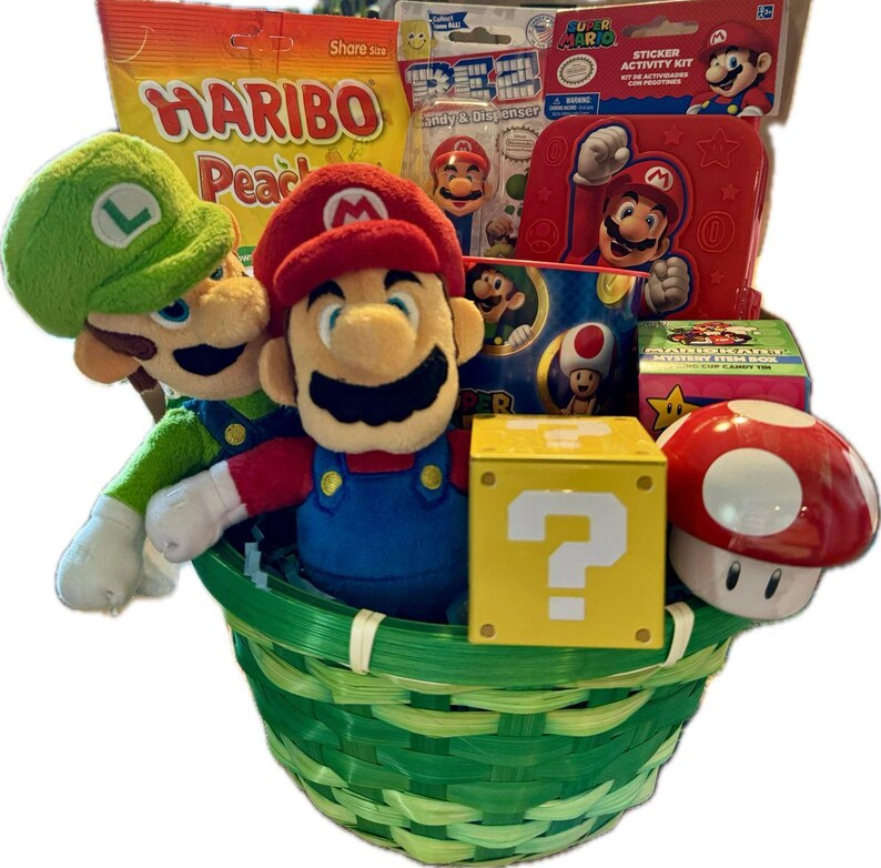 Pu&ograve; includere: Un cesto verde pieno di regali a tema Super Mario Bros., tra cui peluche di Mario e Luigi, un kit di attivit&agrave; con adesivi, un dispenser di caramelle, un blocco con punto interrogativo e un fungo rosso.