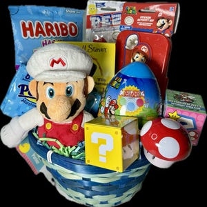 Pu&ograve; includere: Un cesto di vimini blu e bianco pieno di dolcetti pasquali a tema Super Mario. Il cesto include un pupazzo di peluche di Mario, una barretta di cioccolato, un uovo Super Mario Smarties, un blocco con punto interrogativo, un fungo rosso e un kit di attivit&agrave; con adesivi.