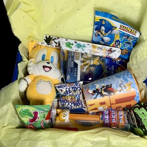 Paquete de artículos de Sonic en cesta de regalo: regalo de jugador único para adolescentes, preadolescentes, niños, niñas y niños - Set de regalo de Sonic the Hedgehog - Regalo de juego de Sonic imagen 3