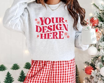 Gildan 18000 Ash-mockup, Gildan-kerstmockup, kerstsweater-mockup, Ash Gildan 18000-mockup, grijze trui, mockup, vakantiemockup