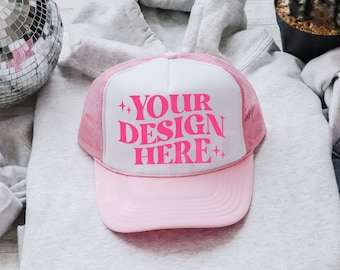 Otto Trucker roze hoed mockup trendy trucker foam hoed mockup zachtroze wit truckerhoed roze mesh hoed model strandhoed trendy hoed mockup