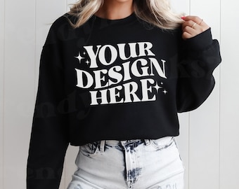 Gildan 18000 zwart mockup met ronde hals, zwart Gildan 18000-mockup, 18000-mockup, trendy Gildan-mockup, trendy model, zwart G18000-mockup