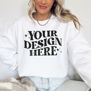Mockup girocollo Gildan bianco, modello Gildan 18000 bianco, modello 18000 bianco, modello 18000 bianco, modello trendy, modello Gildan bianco