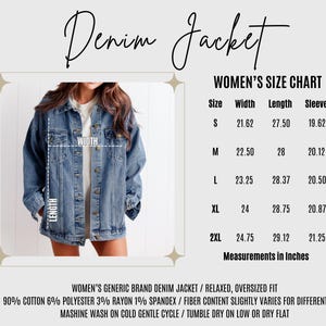 Pode incluir: Uma jaqueta de ganga com uma tabela de tamanhos que mostra as medidas em polegadas. A tabela inclui os tamanhos S, M, L, XL e 2XL. A jaqueta é feita de 90% algodão, 6% poliéster, 3% rayon e 1% spandex. O texto na tabela diz "Jaqueta de ganga de marca genérica para mulher / Caimento relaxado, de tamanho grande" e "Lavar à máquina com água fria, ciclo delicado / Secar na máquina de secar roupa a baixa temperatura ou secar em plano."