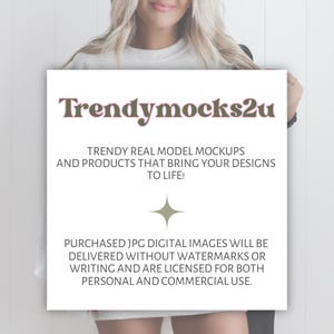 Op de afbeelding: Een wit bord, vastgehouden door een persoon, met de tekst "Trendymocks2u" in een roze-bruine lettertype. Het bord bevat ook tekst over mockups en digitale afbeeldingen voor persoonlijk en commercieel gebruik.