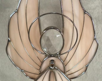 Figura de ángel de pie en vidrieras, cristal iridiscente transparente, color beige y plata.
