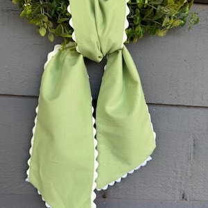 Könnte beinhalten: Ein Satz von drei Keramik-Nistschalen in abgestuften Größen. Die Schalen haben eine gesprenkelte, matte Oberfläche in Creme-, Hellbraun- und Dunkelbrauntönen. Die größte Schale hat einen Durchmesser von etwa 20 cm.