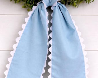 Blauwe kranssjerp met witte mantel | Strik voordeur | Lentedeurdecoratie | Lege kranssjerp | Monogram kranssjerp | Verandadecor