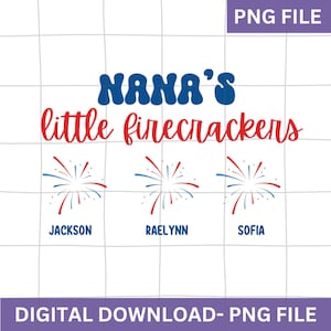 Puede incluir: Una descarga digital de un gráfico rojo, blanco y azul que dice "Nana's little firecrackers" con tres fuegos artificiales debajo. Los fuegos artificiales están etiquetados como "Jackson", "Raelynn" y "Sofia".
