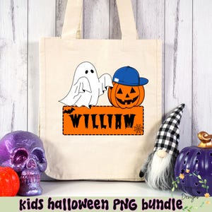 Puede incluir: Bolso tote beige con un dise&ntilde;o de Halloween que presenta un fantasma blanco y una calabaza naranja con una gorra azul. El nombre "WILLIAM" se muestra en una pancarta naranja. Una calavera morada y un gnomo est&aacute;n en el fondo.