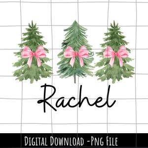 Pu&ograve; includere: Tre alberi di Natale verdi ad acquerello con fiocchi rosa e il nome Rachel scritto in nero sotto.