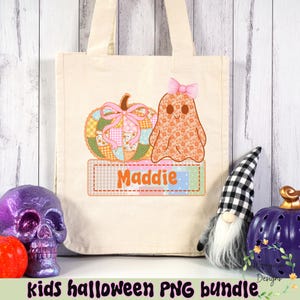 Puede incluir: Bolso tote color crema con una calabaza de retazos y un fantasma con un lazo rosa. El nombre "Maddie" se muestra en una etiqueta. El texto "kids halloween PNG bundle" est&aacute; en la parte inferior. Tema de Halloween.