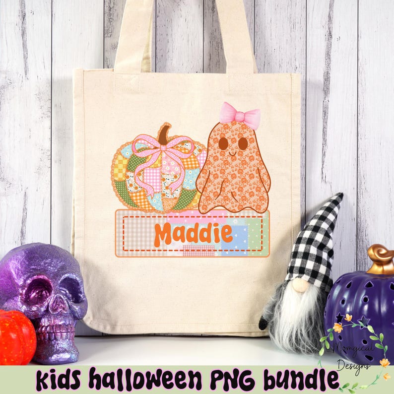 Puede incluir: Bolso tote color crema con una calabaza de retazos y un fantasma con un lazo rosa. El nombre "Maddie" se muestra en una etiqueta. El texto "kids halloween PNG bundle" est&aacute; en la parte inferior. Tema de Halloween.