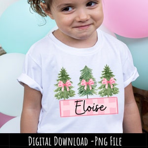 Puede incluir: Camiseta blanca con un dise&ntilde;o de acuarela de tres &aacute;rboles de Navidad verdes con lazos rosas. Debajo, una pancarta a cuadros rosa y blanco con el nombre "Eloise" en escritura negra. Las palabras "DIGITAL DOWNLOAD - PNG FILE" est&aacute;n en la parte inferior.