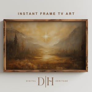 Puede incluir: Una pintura enmarcada de un paisaje brumoso con una estrella brillante en el cielo. La pintura está en tonos cálidos de marrón, dorado y blanco. El marco es un marco de madera simple.