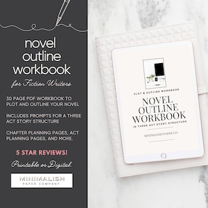 Op de afbeelding: Een digitale tablet met een roman-outline werkboek. De tablet ligt op een wit notitieboek. Het werkboek bevat prompts voor een drieledige verhaalstructuur en hoofdstukplanningspagina's. De tekst luidt "Novel Outline Workbook".